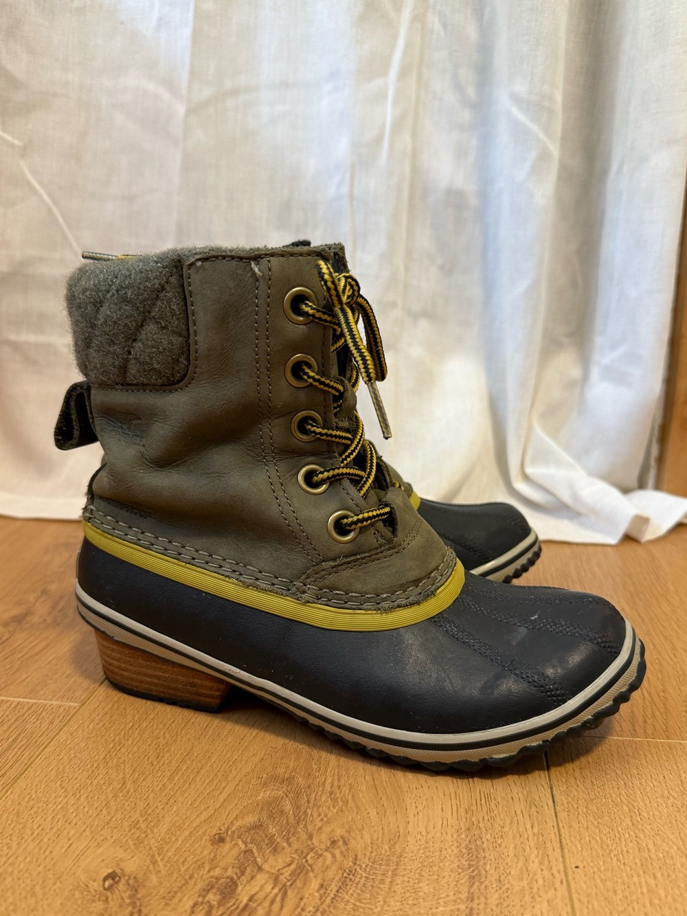 Sorel Slimpack II Lace Size 6 Duck Boot in Olive and Black with Yellow Trim